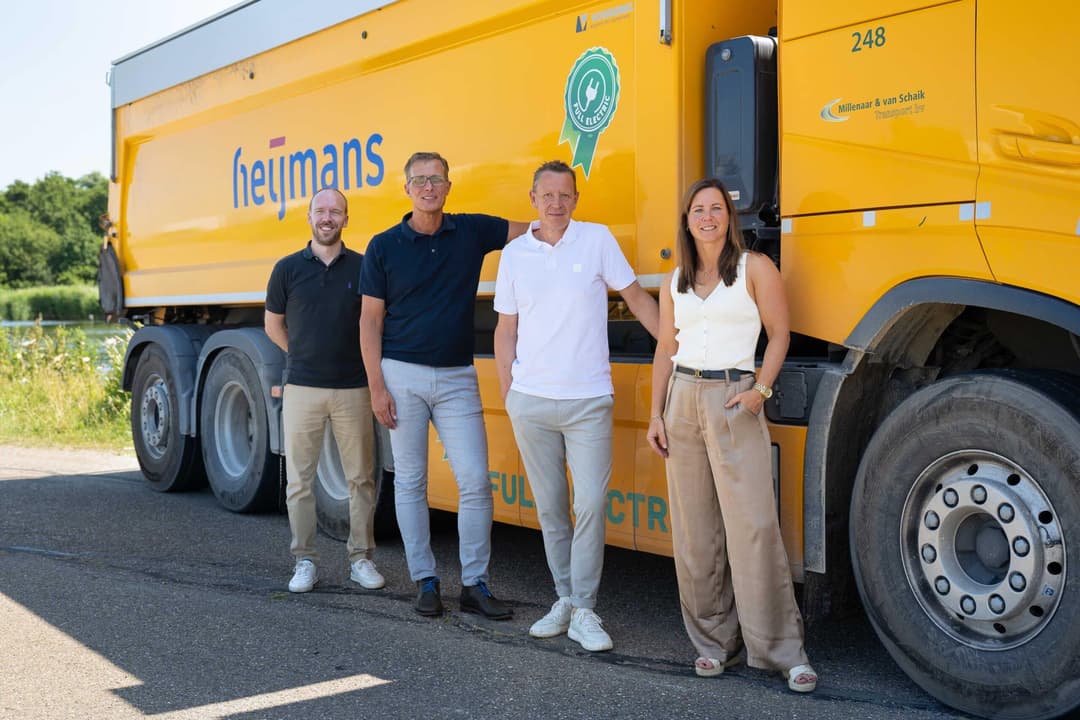 Hoe maak je bouwlogistiek duurzamer, efficiënter en productiever? Heijmans en transporteur Millenaar & van Schaik vonden het antwoord in de toepassing van de Basis Data Infrastructuur (BDI). Binnen een Living Lab van het programma Mobiele Werktuigen en Bouwlogistiek van Topsector Logistiek onderzochten zij hoe je logistieke emissie data gestructureerd, veilig en geautomatiseerd kunt uitwisselen — zónder centrale app of handmatig werk.